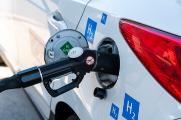 refueling hydrogen car with hydrogen