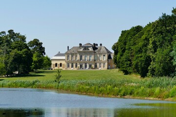 Fototapeta na wymiar Le château d’Arcelot en Bourgogne vu du parc
