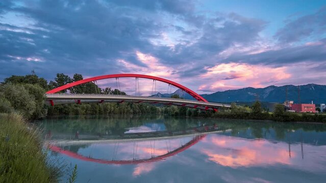 Zeitraffer der Friedensbr&uuml;cke in Villach am Abend
