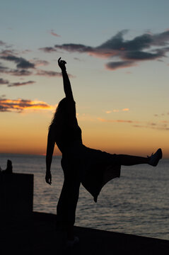 Silueta De Mujer Al Atardecer