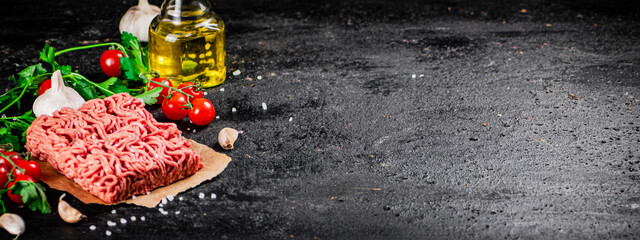 Raw minced meat with parsley and tomatoes. 