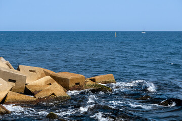 Barcelona piedras rompeolas de la Mar Bella 2022