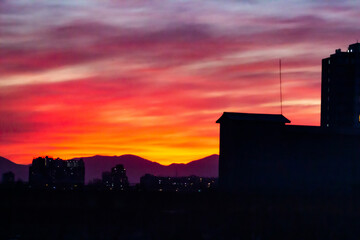 Fototapeta premium Atardecer anaranjado en Santiago de Chile