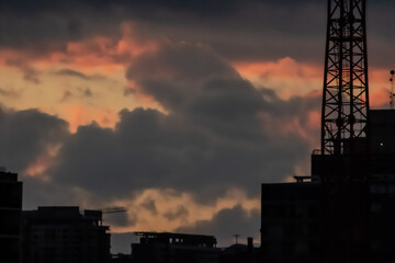 Nubes en atardecer junto a una antena