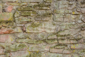 Natursteinmauer mit Moos und Flechten