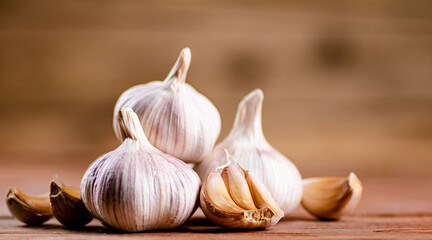 Cloves of fresh garlic on the table.