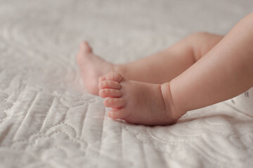 Obraz na płótnie Canvas Feet on the bed of a newborn baby