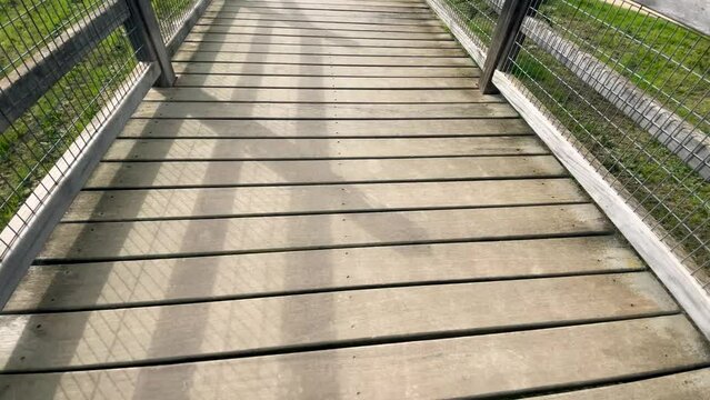 Tablas, puente, parque y cielo