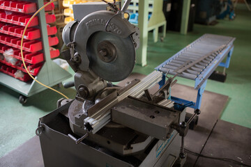 Cutting material with a metal saw