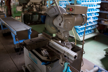 Cutting material with a metal saw