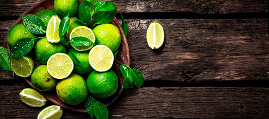 Fototapeta na wymiar Juicy lime with leaves on a plate. 