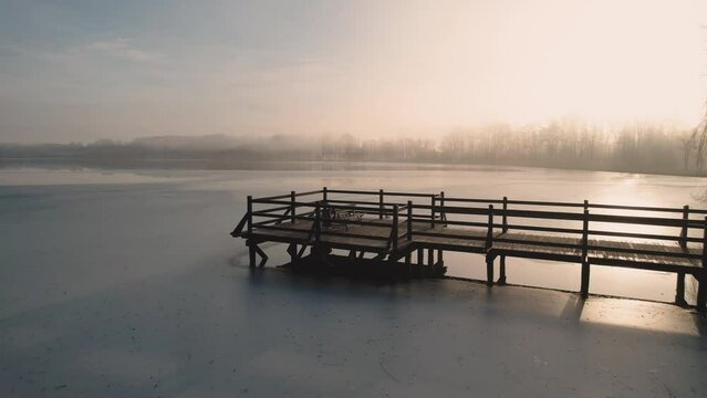 Mgła nad jeziorem w zimowy poranek, Zebrzydowice na Śląsku w Polsce z lotu ptaka