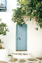 Puerta azul en pueblo blanco