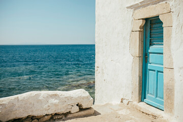 Obraz na płótnie Canvas Puerta azul al mar