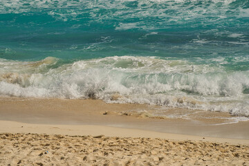 Sand und Wellen am menschenleeren, romantischen Strand in Mexiko, Traummotiv im Urlaub