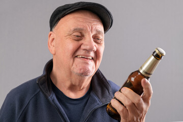 Portrait vieil homme qui admire une canette de bière
