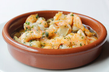 Cazuelita de barro con gambas al ajillo con guindilla y perejil