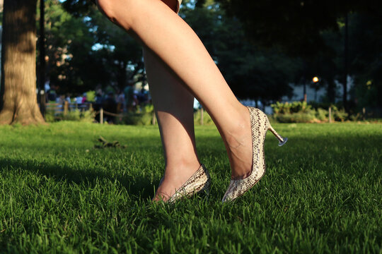 Zapatos de tacón con estampado de serpiente y protectores para los tacones en la hierba