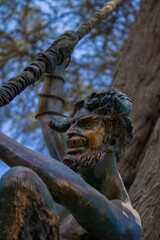 estatua de diablo antiguo