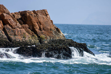 Fototapeta na wymiar Mar con rocas y oleaje