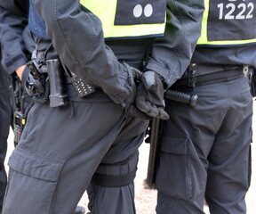 Polizisten in schwarzer Uniform und voller Ausrüstung im Einsatz
