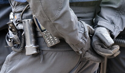 Polizisten in schwarzer Uniform und voller Ausrüstung im Einsatz