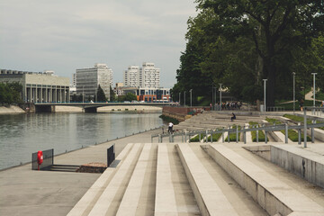 widok na Wrocław, bloki, rzeka i most - obrazy, fototapety, plakaty