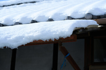日本の雪が積もった町並み