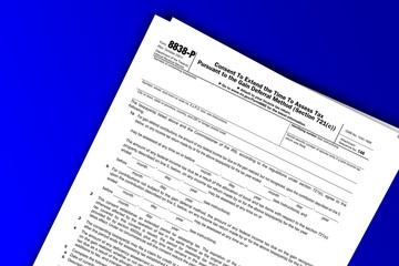 Obraz premium Form 8838-P documentation published IRS USA 11.16.2021. American tax document on colored