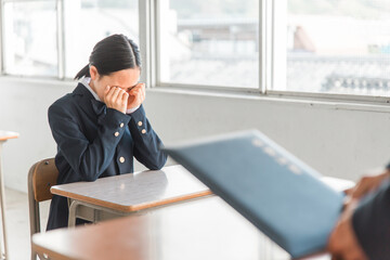 卒業式で別れがつらくて泣く制服の中学生・高校生・小学生の女の子（アジア人・日本人・中国人）
