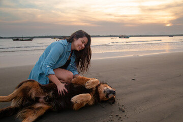 Mulher sorrindo praia cachorro
