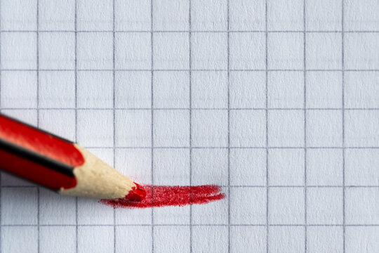 Roter Strich auf einem Karopapier mit dem Stift gezogen