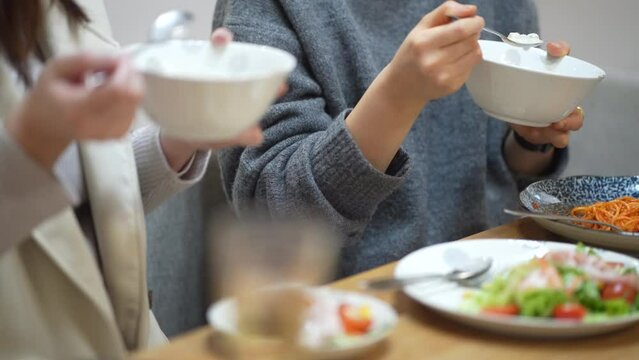 食事する女性