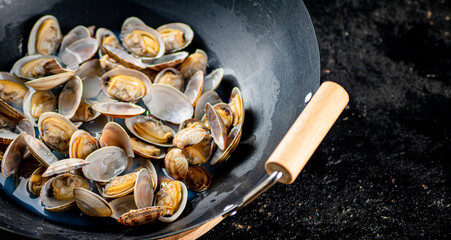 Vongole in a pot of water. 