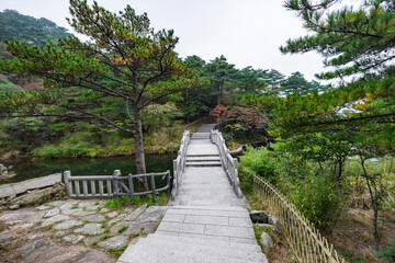 Fototapeta na wymiar Mountain passageway in Huangshan Natural Scenic Area