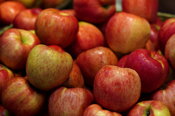 한국전통시장의 빨간 사과