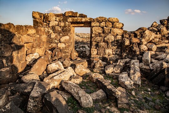 قلعة وحصون وآثار مدينة ام الجمال التاريخية - الاردن
Castle, forts and monuments of Umm al-Jimal historical city- Jordan