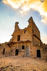 قلعة وحصون وآثار مدينة ام الجمال التاريخية -...