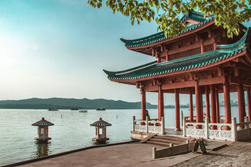 Obraz premium Xiying Pavilion and West Lake in sunny day. Xiying Pavilion is a popular scenic spot to view Leifeng Pagoda standing in the sunset