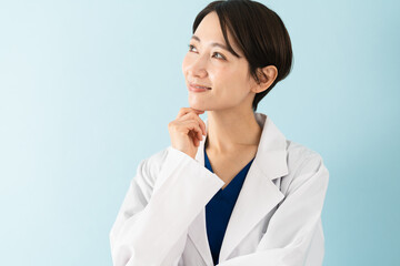 白衣を着ている若い女性　医療イメージ