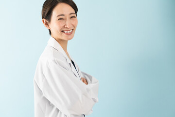 白衣を着ている若い女性　医療イメージ