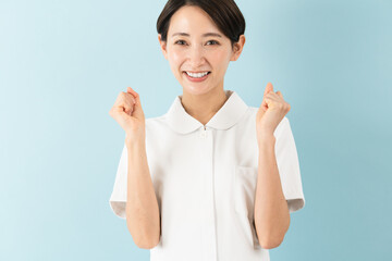 ナース服を着ている若い女性　医療イメージ