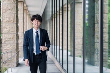 オフィスをさわやかに歩くビジネスマン