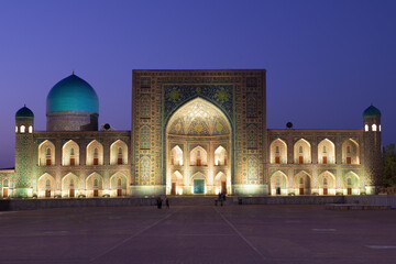 Fototapeta na wymiar The Medieval madrasah of Till-Kari in the evening twilight. Registan Square. Samarkand