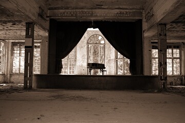 Klavier - Bühne - Musik - Grand piano set on stage - Grand piano set on stage - Beatiful Decay -...