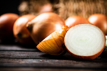 Half and whole onions on the table. 