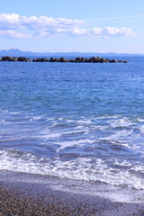 沖に並んだ消波ブロック　縦