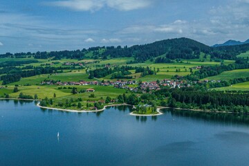 Fototapeta na wymiar Blick über den Rottachsee im Allgäu auf die Gemeinde Petersthal