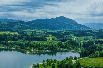 Fototapeta na wymiar Blick über den Rottachsee im Oberallgäu zum Grünten 