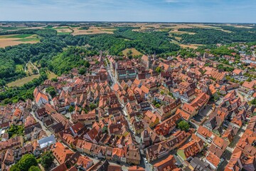Die berühmte Altstadt von Rothenburg ob der Tauber im Luftbild, Marktplatz, Rathaus, St. Jakob, Hafengasse